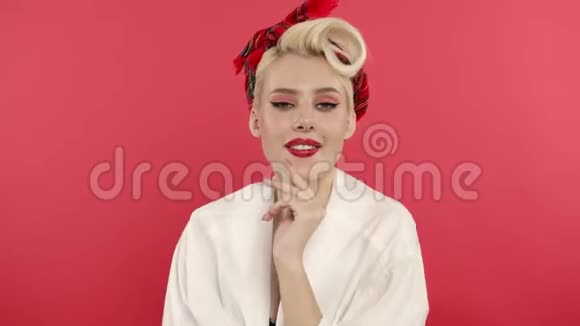 在粉色背景上用丝带装饰的女人视频的预览图