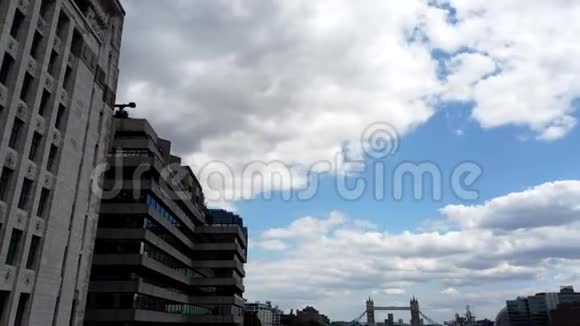 泰晤士河在伦敦的时间推移桥塔在后面视频的预览图