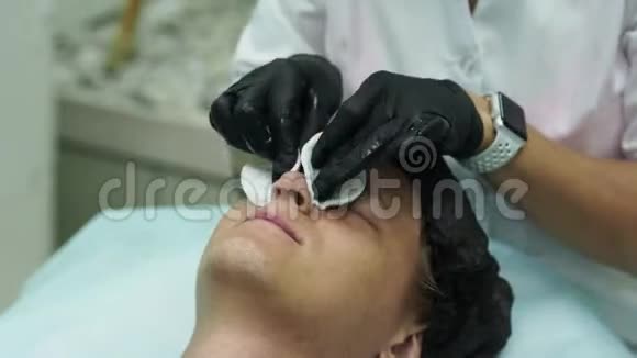男人的美容年轻男性在美容诊所接受面部手术剥了皮视频的预览图