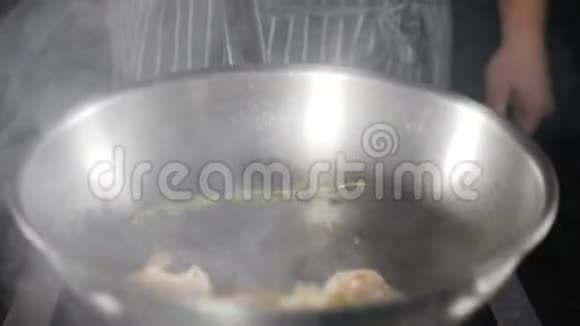煎锅上的炸虾虾被厨师特写镜头抛混扔慢动作视频的预览图