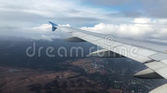 在加州红山和城市上空飞行的4k飞机翼视频的预览图