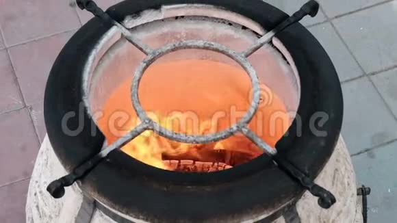 在坦多尔开火炉子里的火焰全国烹饪视频的预览图