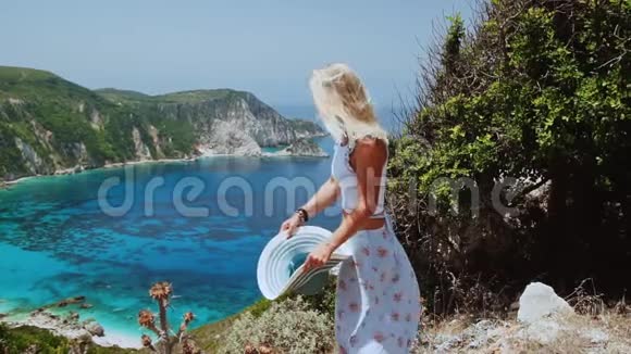 在希腊的凯法洛尼亚岛戴着太阳帽的漂亮金发女人在享受暑假幸福快乐视频的预览图