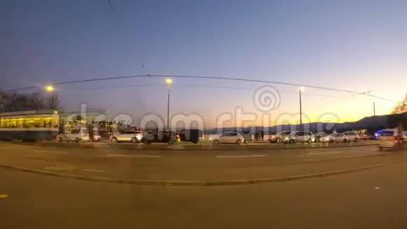 quaibrAcke瑞士苏黎世日落时分行人通过交通桥流动概念视频的预览图