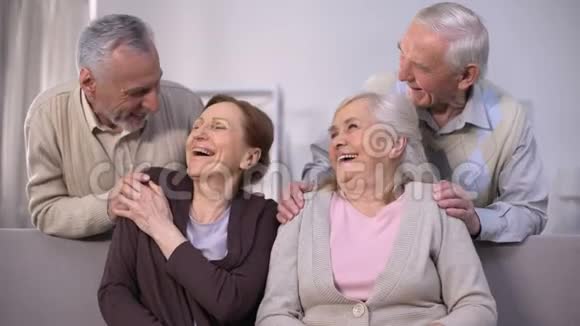 快乐的老夫妇在家欢笑在一起愉快友谊视频的预览图