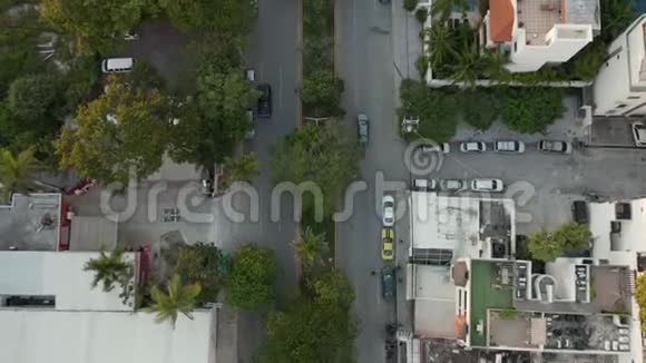 4k鸟瞰墨西哥海滩小镇街上一辆灰色汽车视频的预览图