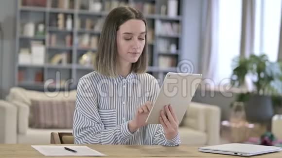 失望的年轻女子面对桌上的损失视频的预览图