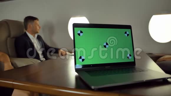 准备在私人喷射板上追踪绿色屏幕笔记本电脑视频的预览图