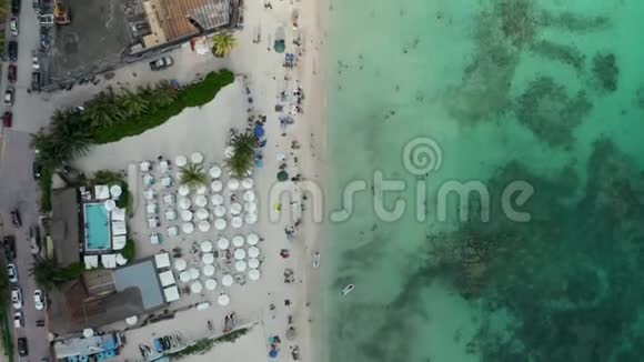 右侧有加勒比海海浪的度假海滩景观视频的预览图