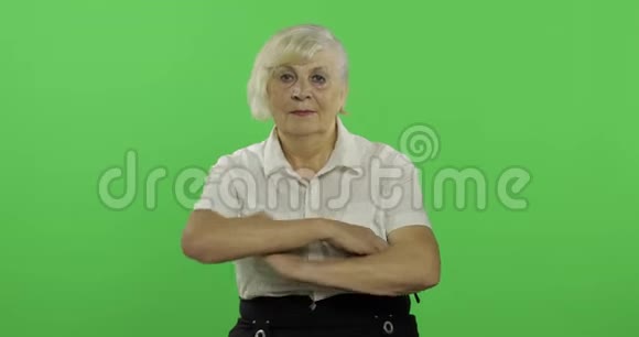 一位交叉双臂的老年妇女看着摄像机铬键视频的预览图