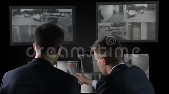 两名侦探在犯罪后检查监控录像调查视频的预览图