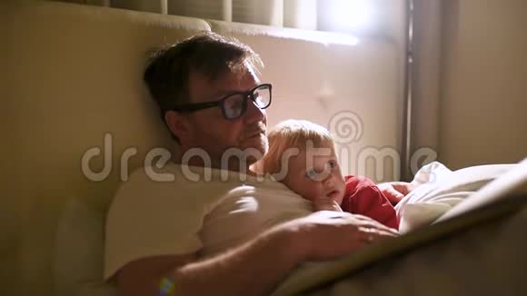 父亲给孩子读睡前故事爸爸让儿子睡觉视频的预览图