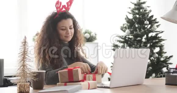 女商人在办公室包装圣诞礼物视频的预览图