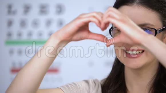 微笑女性戴眼镜用心制作服务质量好细心呵护视频的预览图