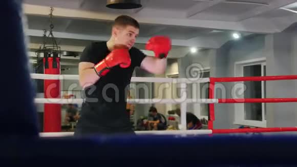 拳击训练一个男子表演影子拳击视频的预览图