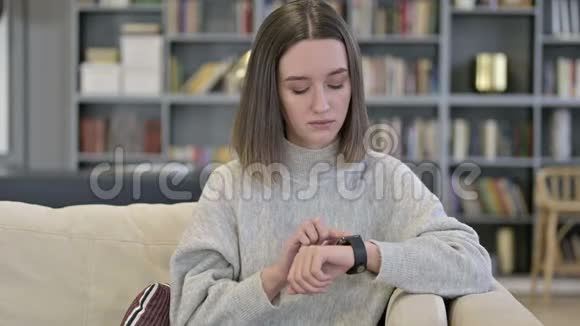 漂亮的年轻女性使用智能手表的画像视频的预览图