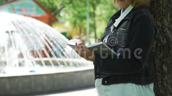 女作家在笔记本上写笔记视频的预览图