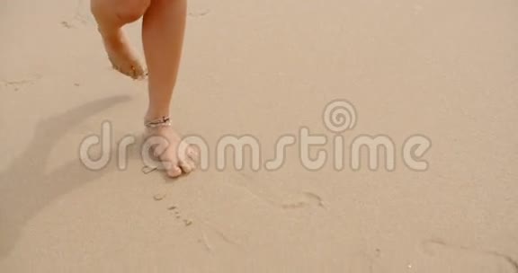 裸脚在沙滩漫步视频的预览图