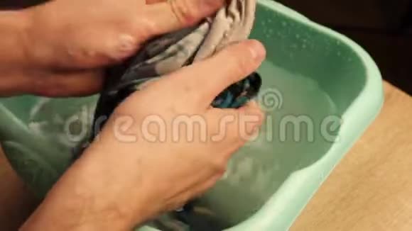 男人用手洗衣服视频的预览图