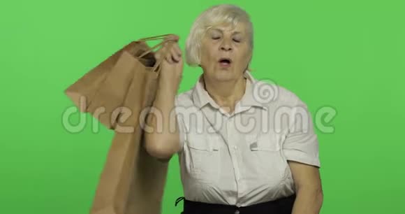 一个带着购物袋的老女人购物呈现铬键视频的预览图