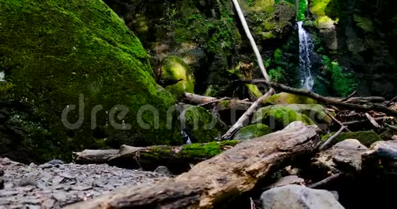 瀑布溅起泉水落下来滴在岩石上视频的预览图