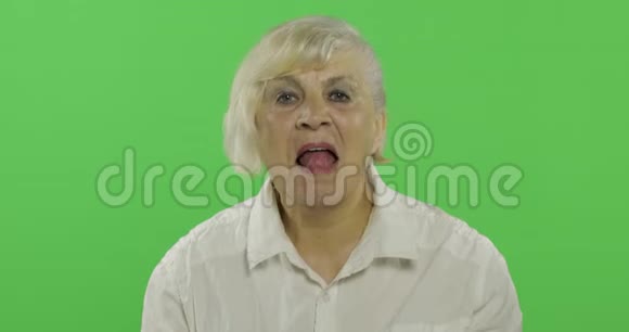 一位年老的妇女露出舌头老得很开心的奶奶铬键视频的预览图