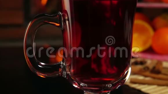 在玻璃表面用覆盖的葡萄酒燃烧视频的预览图