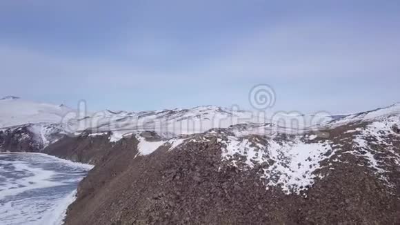 冰湖的美丽全景冬季景观拍摄与无人机冬季贝加尔湖视频的预览图