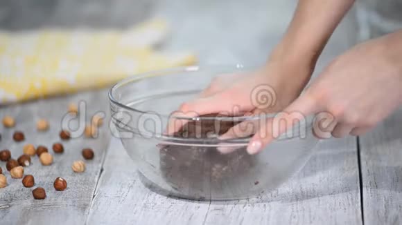 女人手捏巧克力面团做饼干或甜点在家做饭饼干食谱视频的预览图