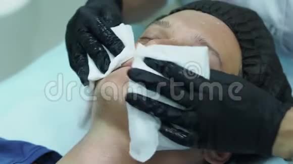 男人的美容年轻男性在美容诊所接受面部手术剥了皮视频的预览图