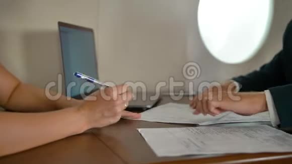 商务人士在私人飞机内部签署交易协议视频的预览图