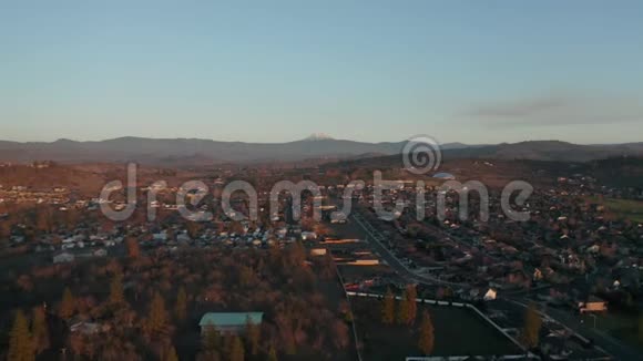 远离俄勒冈州雄伟山脉的城市风景视频的预览图