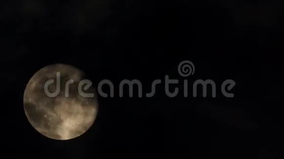 夜晚的月亮黑暗的天空时间流逝视频的预览图