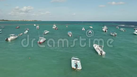 飞越停着的船只在绿松石加勒比海的壮观景色中结束视频的预览图