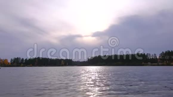 在美丽的秋天森林里一个女人在一个大湖上的橡皮船上漂浮着视频的预览图