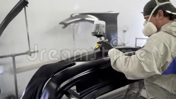 人在汽车厂涂装车间工作着色细节视频的预览图