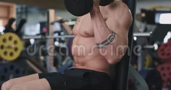 穿着运动服的帅哥在健身房集中练习举重哑铃视频的预览图