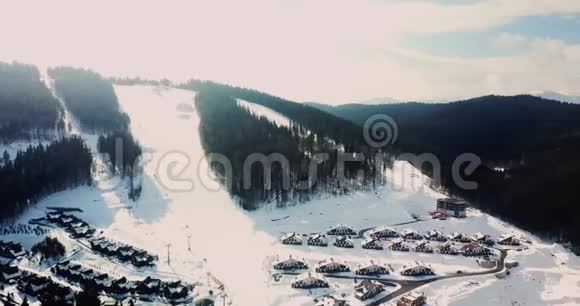 喀尔巴阡山上白雪覆盖的冬村视频的预览图