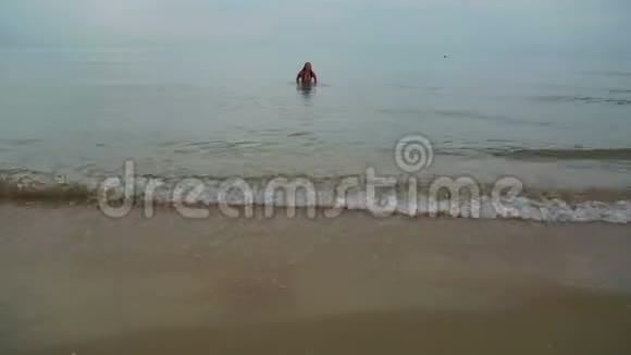 一个年轻的女人在海里游泳在游泳圈里视频的预览图