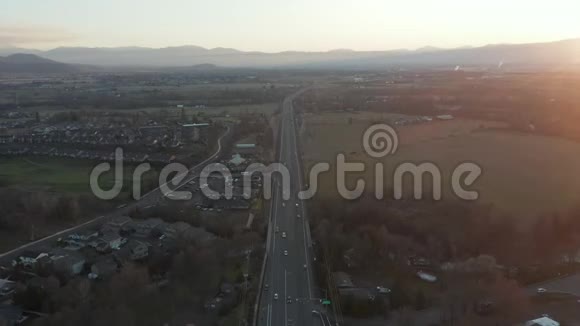 高速公路上的空中射击后面有小交通和山脉视频的预览图