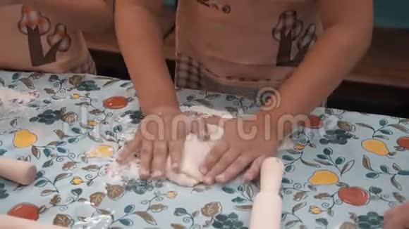 小男孩在学校上烹饪课准备面团做糕点面包店做面团的快乐男孩视频的预览图