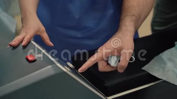 医生帮护士拿设备医生双手特写医疗设备的医生和护士视频的预览图