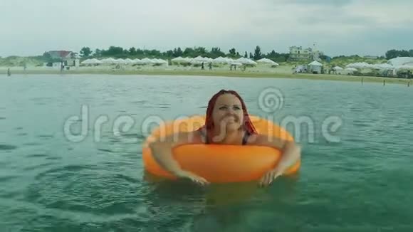一个年轻的女人在海里游泳视频的预览图