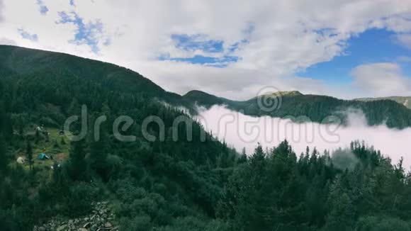 山中旅游营地鸟瞰图视频的预览图
