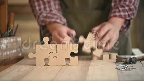 木工在木工车间工作DIY木拼图装饰视频的预览图
