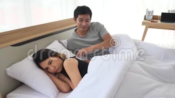 亚洲夫妇和解试图使和平锡卧室视频的预览图