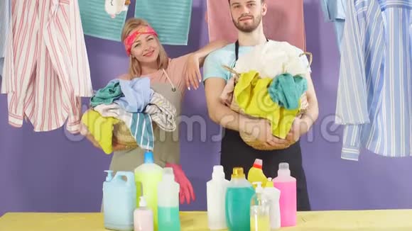 年轻有魅力的男人和女人在做家务时休息视频的预览图