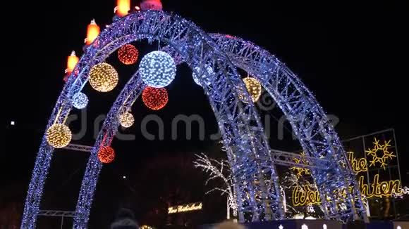 美丽的圣诞灯城市装饰在奥地利维也纳入口市政厅集市视频的预览图