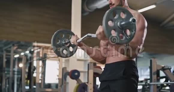 帅哥运动员在体育课上锻炼了一天举重来锻炼二头肌视频的预览图