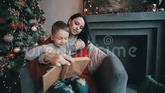 妈妈和儿子在圣诞节前一天晚上读童话视频的预览图
